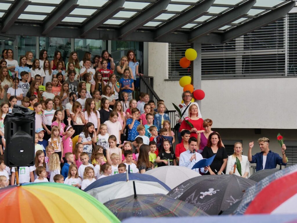 Zaključek prireditve po zapeti pesmi Dan Ljubezni