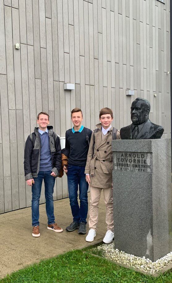 Zlati Čuki ob spomeniku Arnolda Tovornika