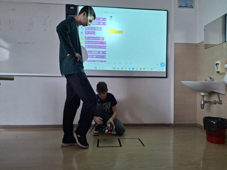 Delavnica robotike na Gimnaziji Lava