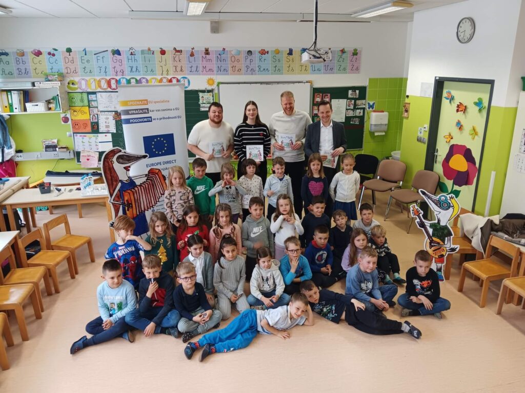 Lovro in Pavla med prvošolci, april 2025