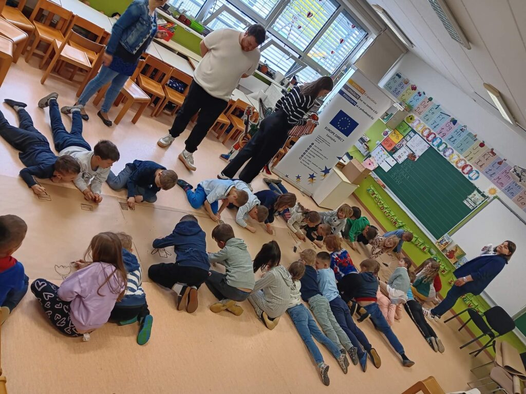 Lovro in Pavla med prvošolci, april 2025