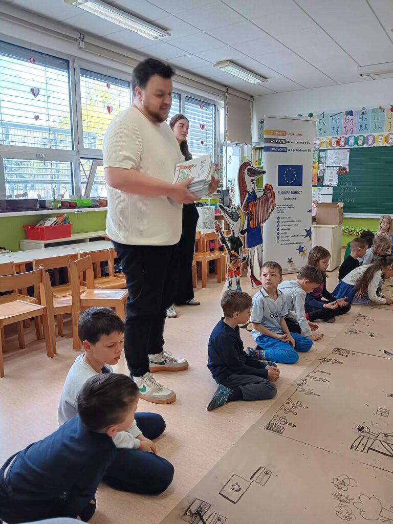 Lovro in Pavla med prvošolci, april 2025