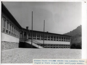 Pročelje nove polulske šole, 1955