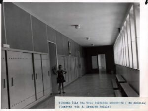Garderobe – drsne omarice na hodniku, 1955