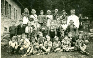 Izlet učencev 1. a razreda z razredničarko Alojzijo Lorger na Celjsko kočo, 1955/56