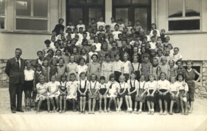 Pevski zbor Osnovne šole Frana Kranjca s prvim upravnikom Franjem Čukom, 1956/57