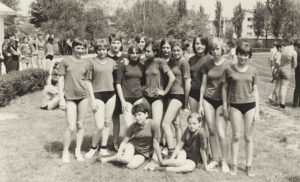 Ekipa deklet Osnovne šole Frana Kranjca na Pionirski atletski olimpijadi na atletskem štadionu Kladivar, 1967/68
