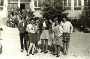 Članice fotokrožka pod mentorstvom Hermana Čatra, 1968/69. (Osebni arhiv Tatjana Ocvirk por. Oprešnik)