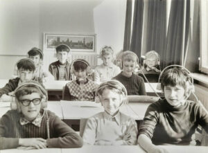 Učenci 6. b razreda pri pouku angleščine v specializirani učilnici – »fonolaboratoriju«, 1976/77