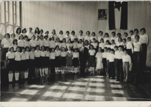 Šolski pevski zbor predmetne stopnje pod vodstvom zborovodje Emila Lenarčiča, 1977/78