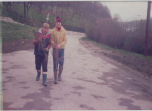 Člana brigade »pogozdovalcev«, ki je delovala v okviru šolske zadruge, april 1984