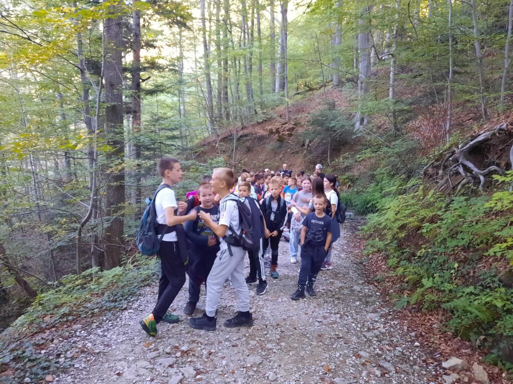 Učenci na pohodu, športni dan