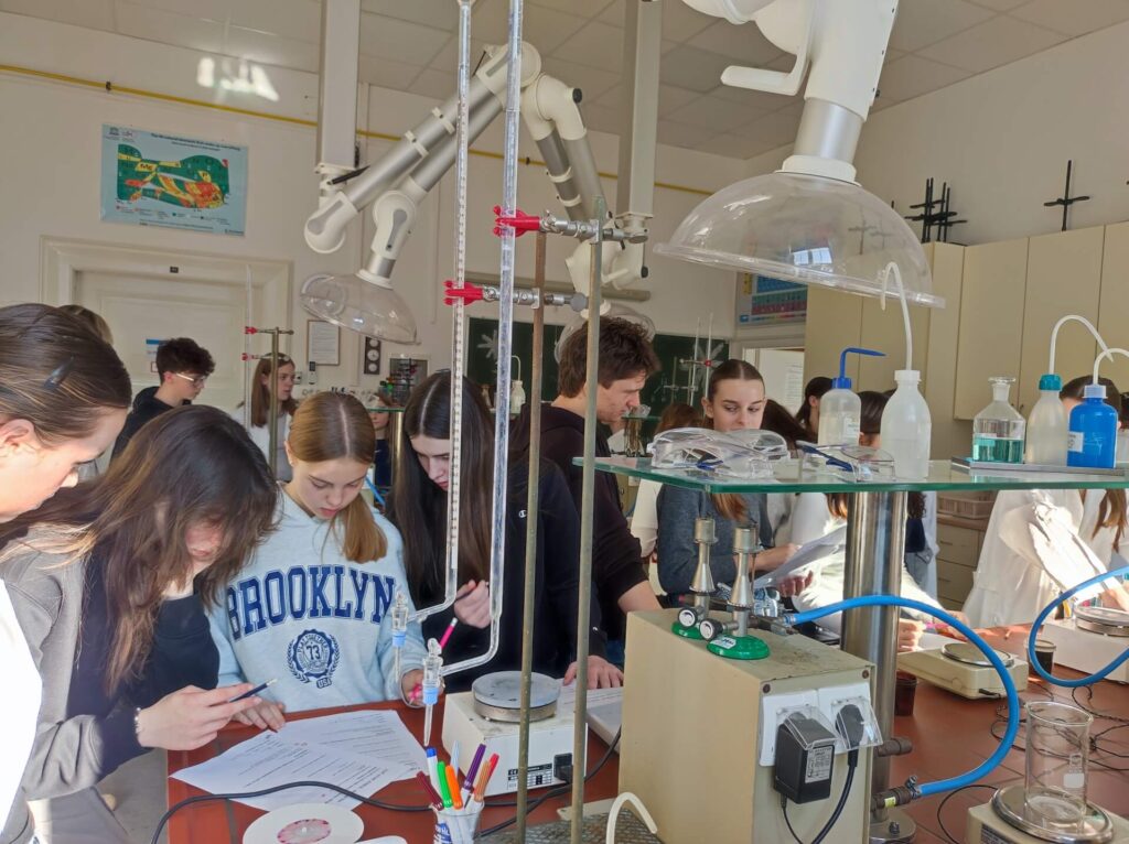 Kemijska delavnica na I. gimnaziji v Celju, november 2025