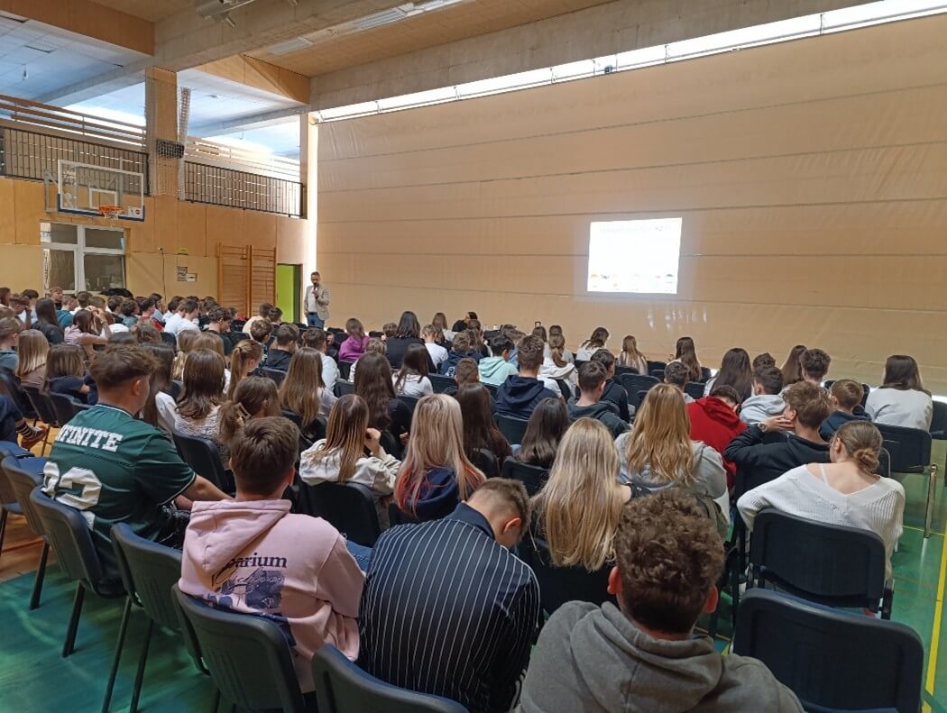 Policist predava o pasteh medvrstni&scaron;kega nasilja, april 2026