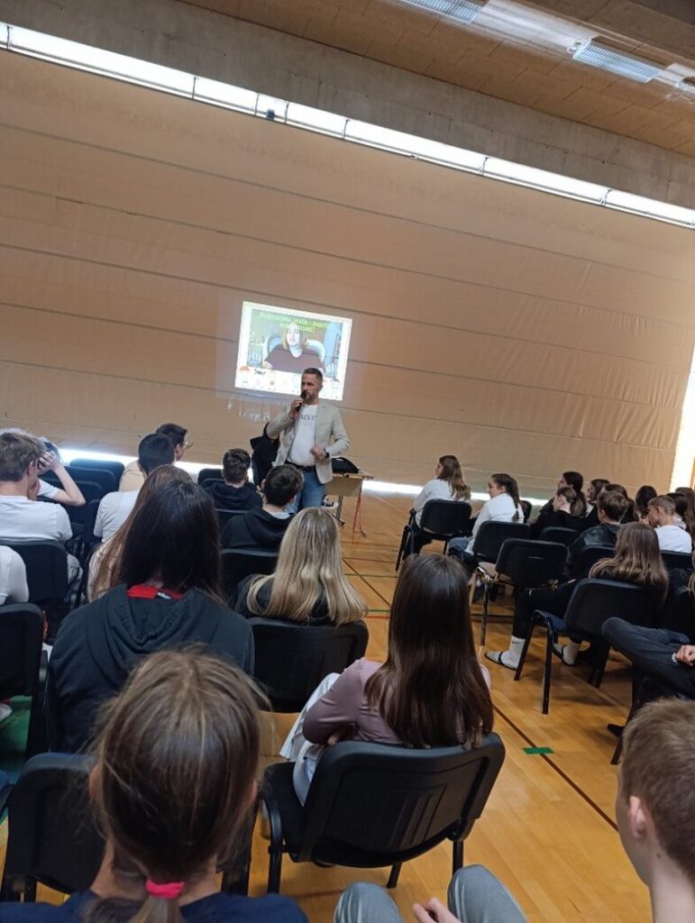 Policist predava o pasteh medvrstniškega nasilja, april 2026