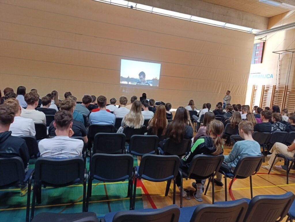 Policist predava o pasteh medvrstniškega nasilja, april 2026