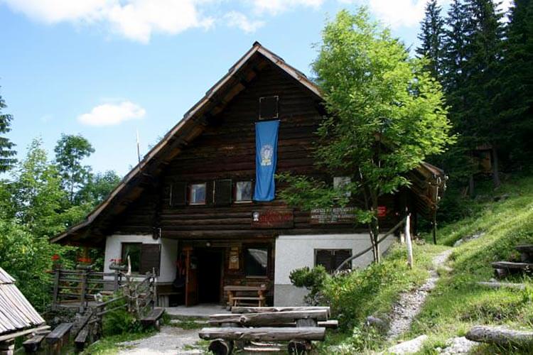 Klemenča jama, koča