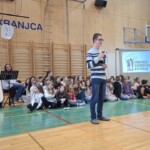 Kulturni praznik 2025 in Otroci pojejo slovenske pesmi in se veselijo