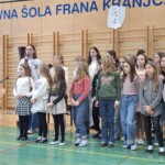 Kulturni praznik 2025 in Otroci pojejo slovenske pesmi in se veselijo