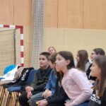 Kulturni praznik 2025 in Otroci pojejo slovenske pesmi in se veselijo