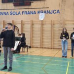 Kulturni praznik 2025 in Otroci pojejo slovenske pesmi in se veselijo