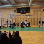 Kulturni praznik 2025 in Otroci pojejo slovenske pesmi in se veselijo