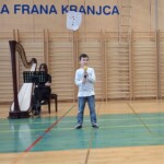 Kulturni praznik 2025 in Otroci pojejo slovenske pesmi in se veselijo