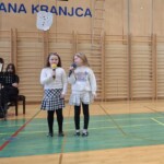 Kulturni praznik 2025 in Otroci pojejo slovenske pesmi in se veselijo