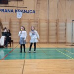 Kulturni praznik 2025 in Otroci pojejo slovenske pesmi in se veselijo
