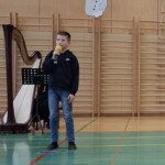 Kulturni praznik 2025 in Otroci pojejo slovenske pesmi in se veselijo