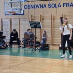 Kulturni praznik 2025 in Otroci pojejo slovenske pesmi in se veselijo