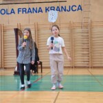 Kulturni praznik 2025 in Otroci pojejo slovenske pesmi in se veselijo