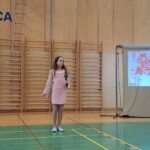 Kulturni praznik 2025 in Otroci pojejo slovenske pesmi in se veselijo