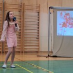 Kulturni praznik 2025 in Otroci pojejo slovenske pesmi in se veselijo