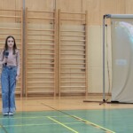 Kulturni praznik 2025 in Otroci pojejo slovenske pesmi in se veselijo