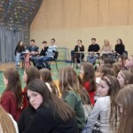 Kulturni praznik 2025 in Otroci pojejo slovenske pesmi in se veselijo