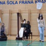 Kulturni praznik 2025 in Otroci pojejo slovenske pesmi in se veselijo
