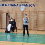 Kulturni praznik 2025 in Otroci pojejo slovenske pesmi in se veselijo