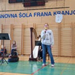 Kulturni praznik 2025 in Otroci pojejo slovenske pesmi in se veselijo