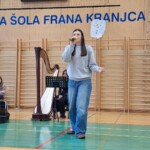 Kulturni praznik 2025 in Otroci pojejo slovenske pesmi in se veselijo